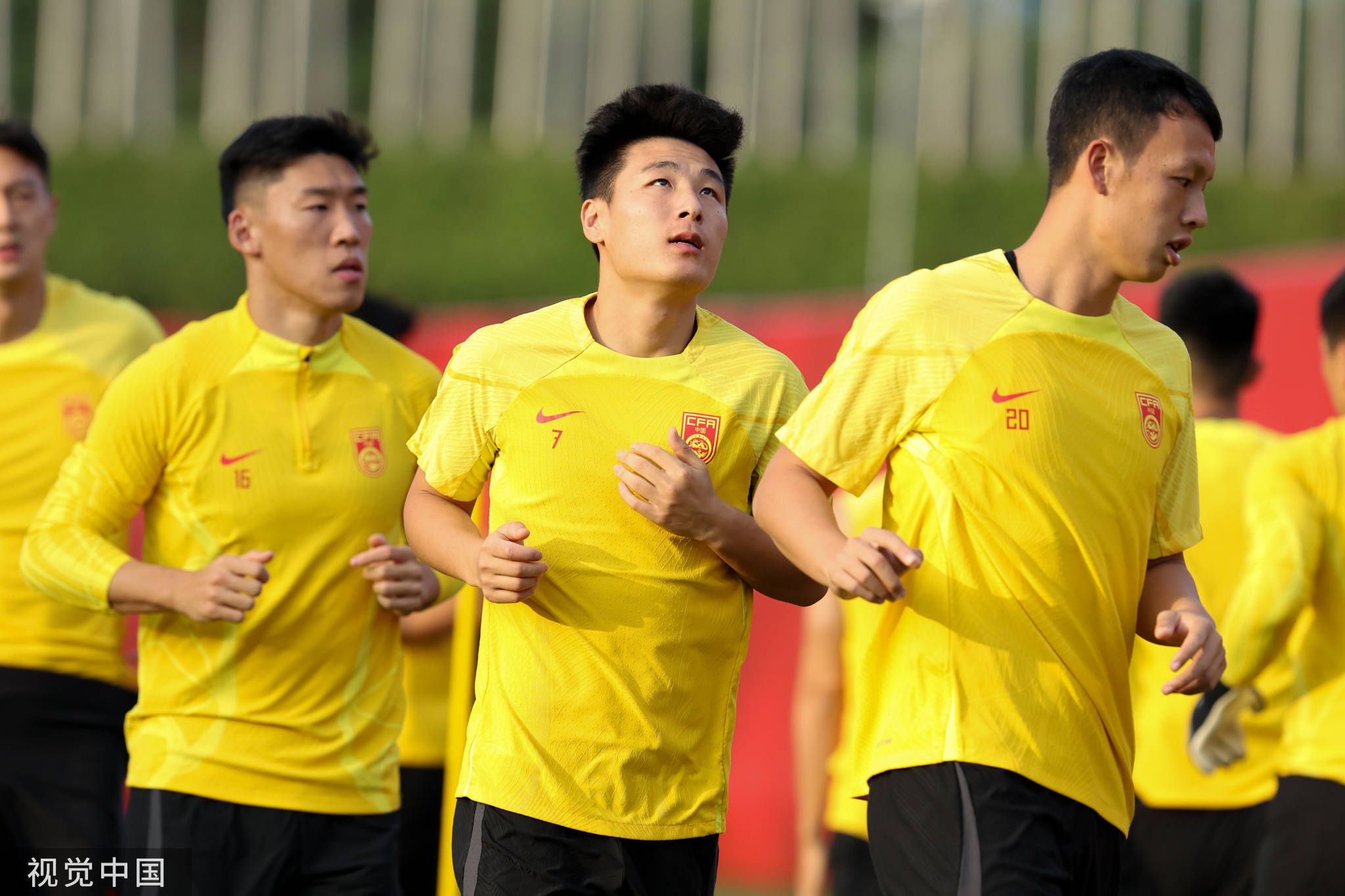 阿斯报称，巴萨医疗服务团队已经说服阿隆索接受手术治疗，他预计伤停两个月时间，目前球员正在等待确认手术日期。